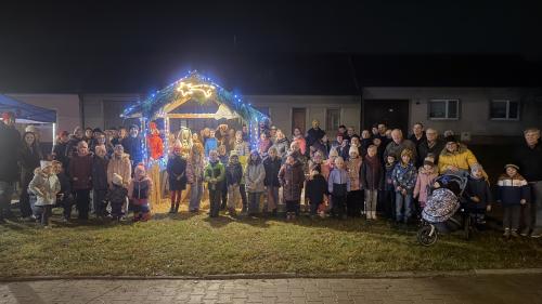 Zpívání koled u kapličky